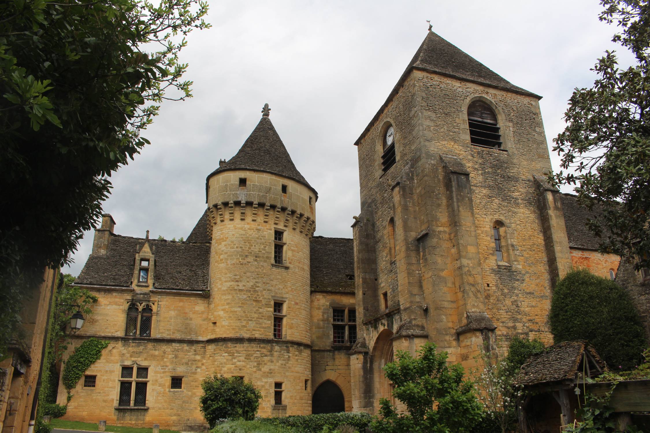 Saint-Geniès, château église
