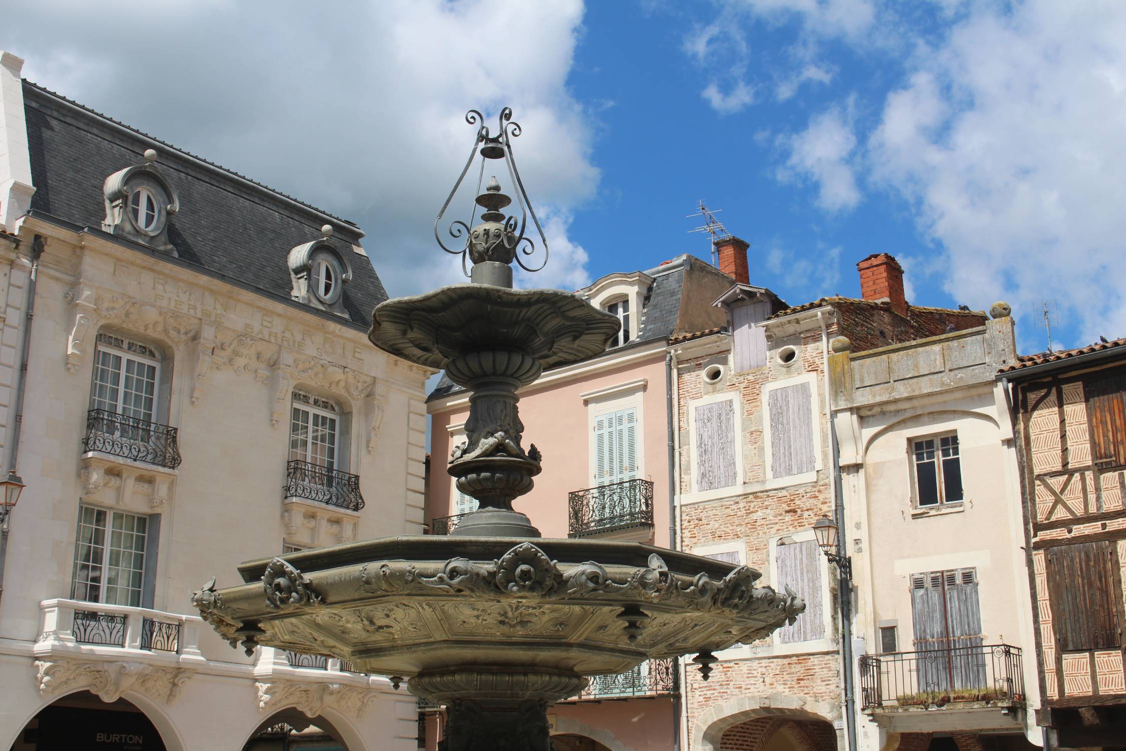 Villeneuve-sur-Lot, place Lafayette, fontaine