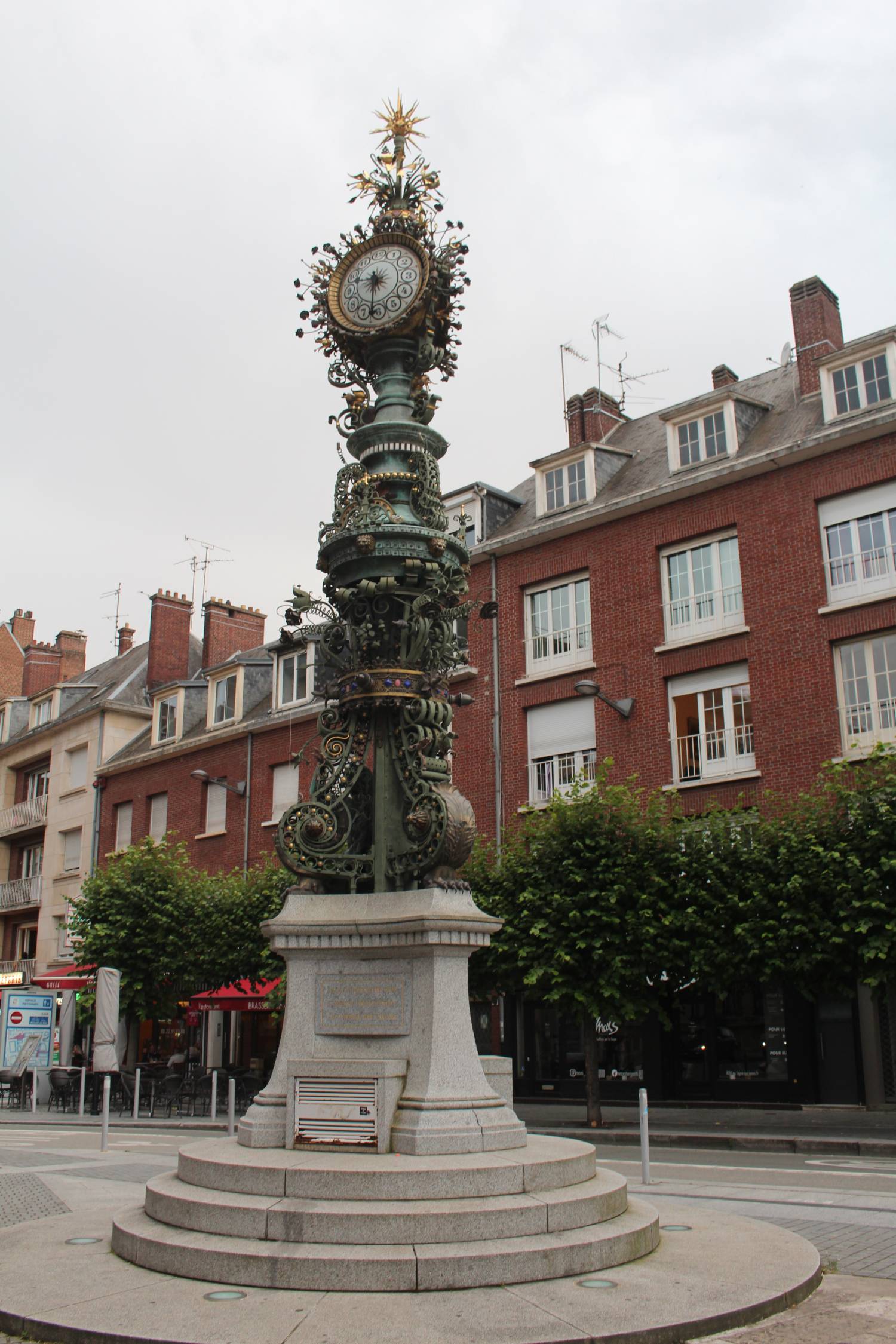 Amiens, horloge Dewailly et Marie sans chemise
