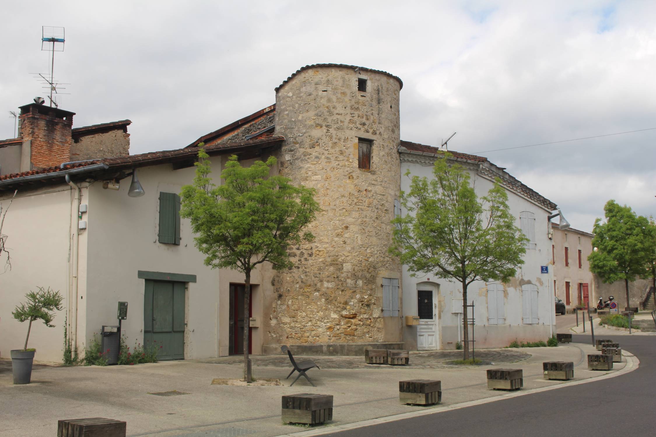 Roquefort, Landes, tour de la place du Pijorin