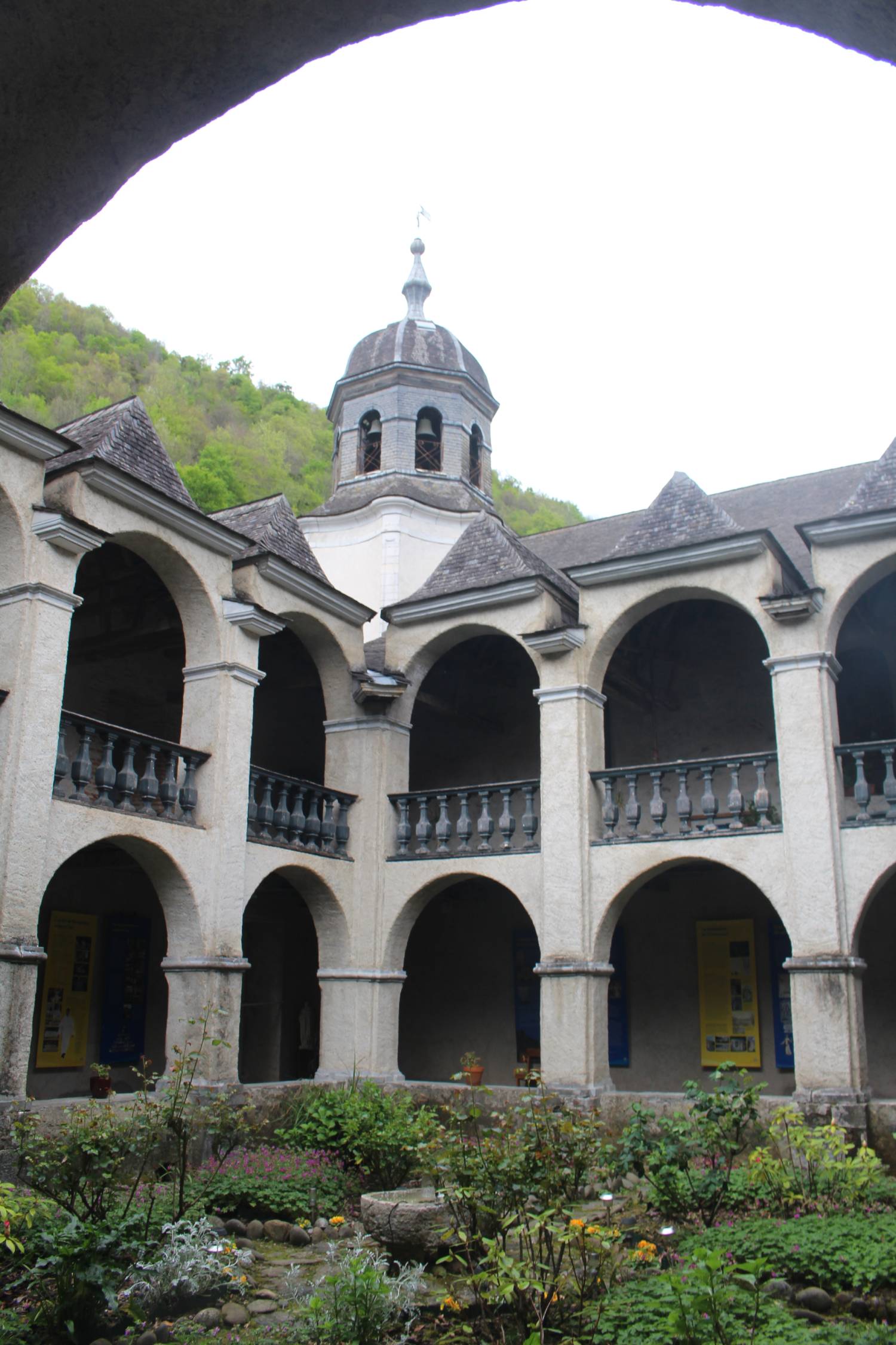 Vallée d'Aspe, Sarrance, église Notre-Dame, cloître