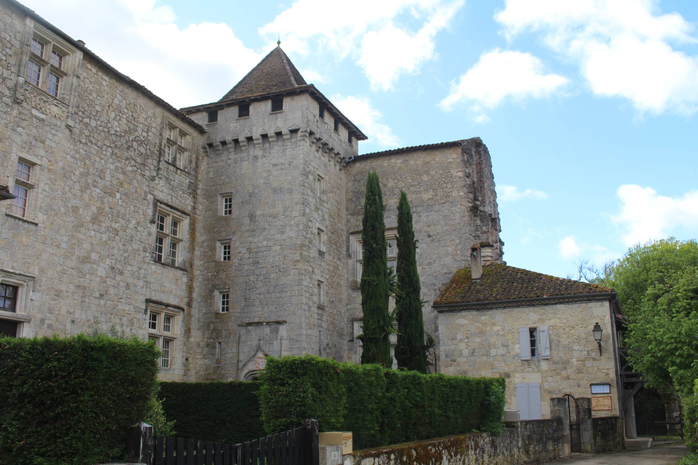 Fources, château, tour