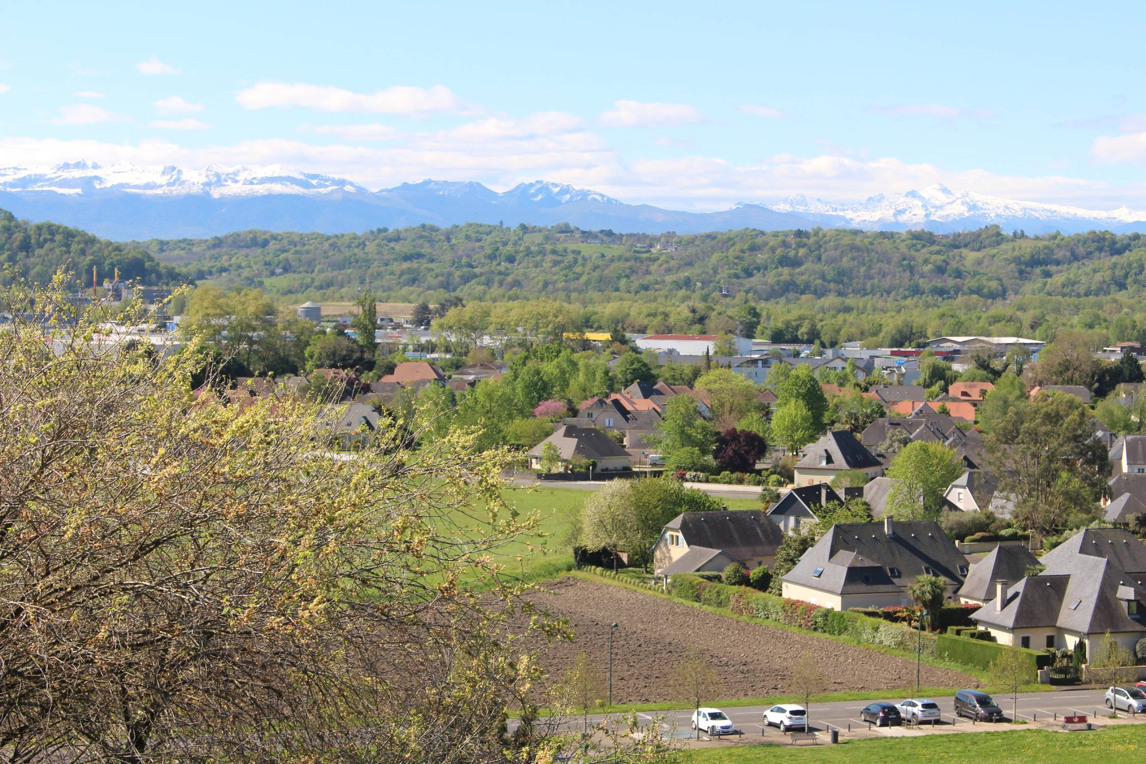 Lescar, vue des Pyrénées