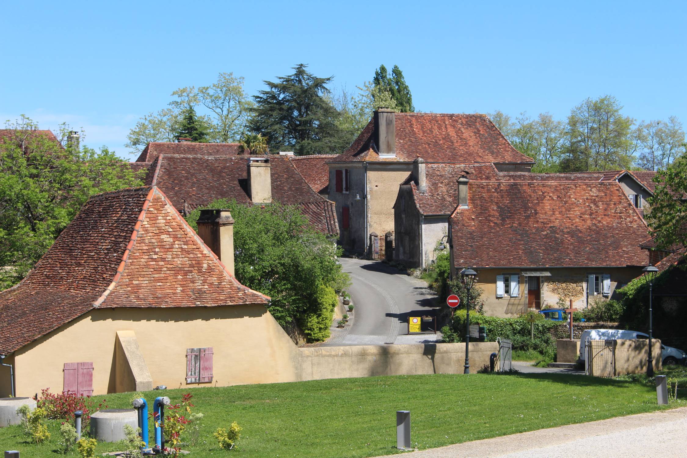 Morlanne, village