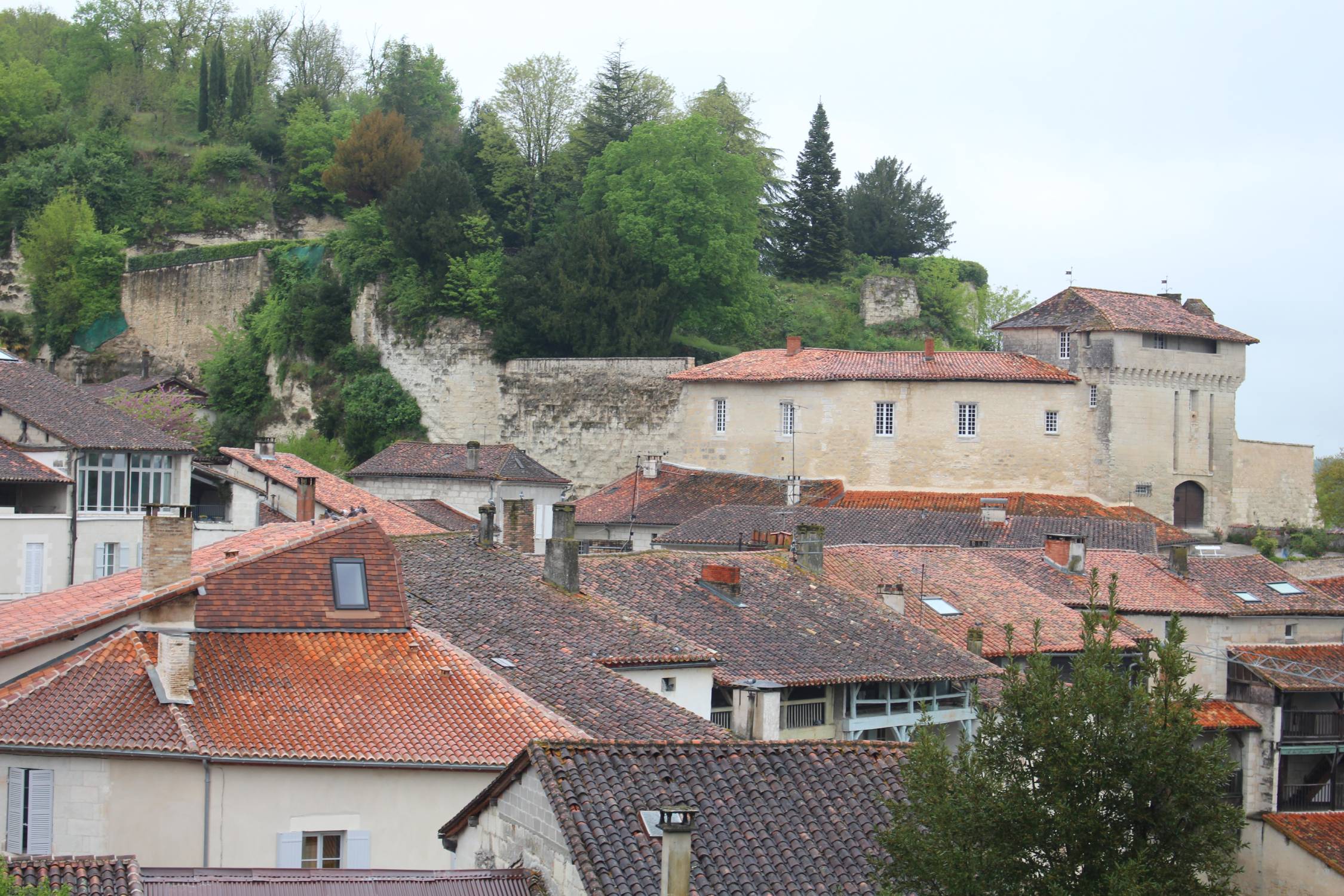 Aubeterre-sur-Dronne, place Ludovic Trarieux