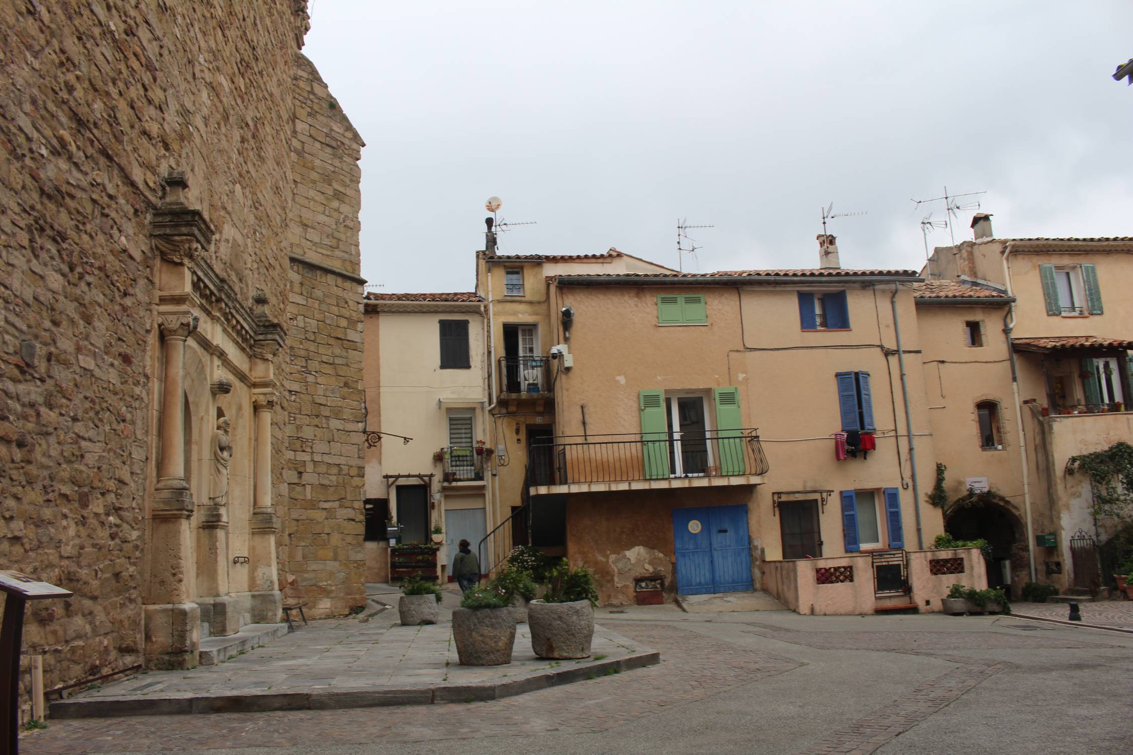 Roquebrune-sur-Argens, place de l'&eacute;glise