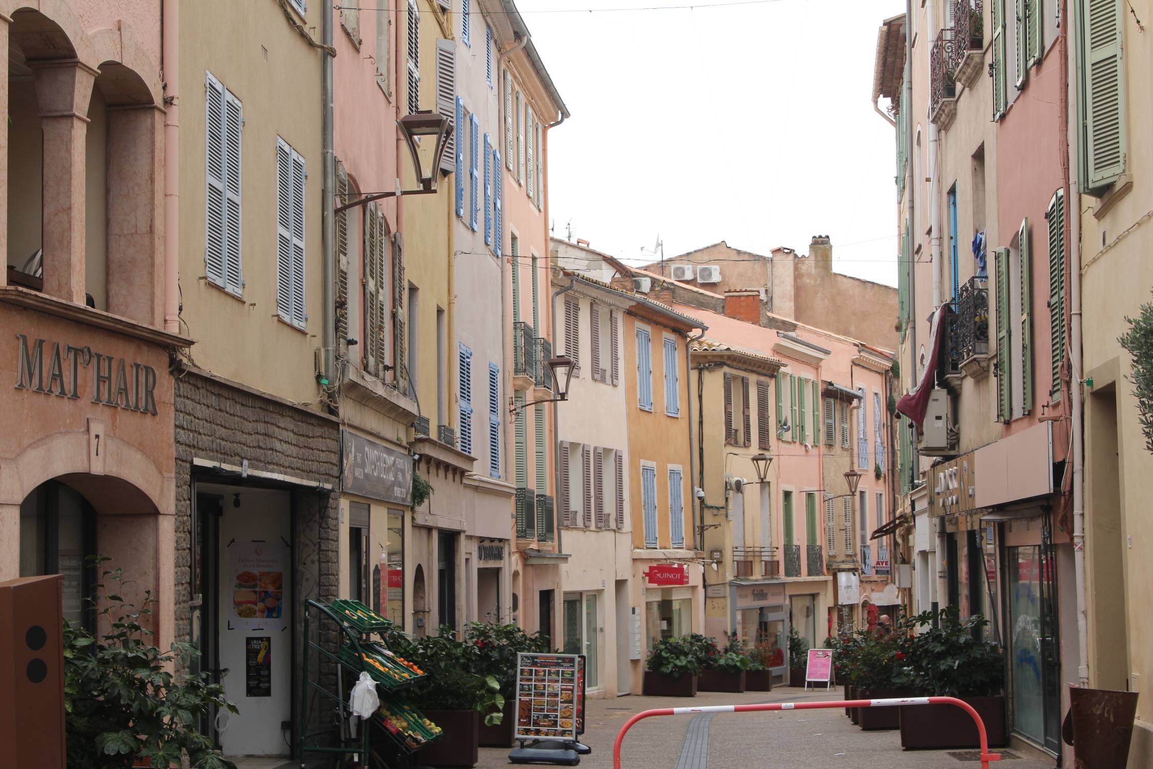 Fr&eacute;jus, rue color&eacute;e