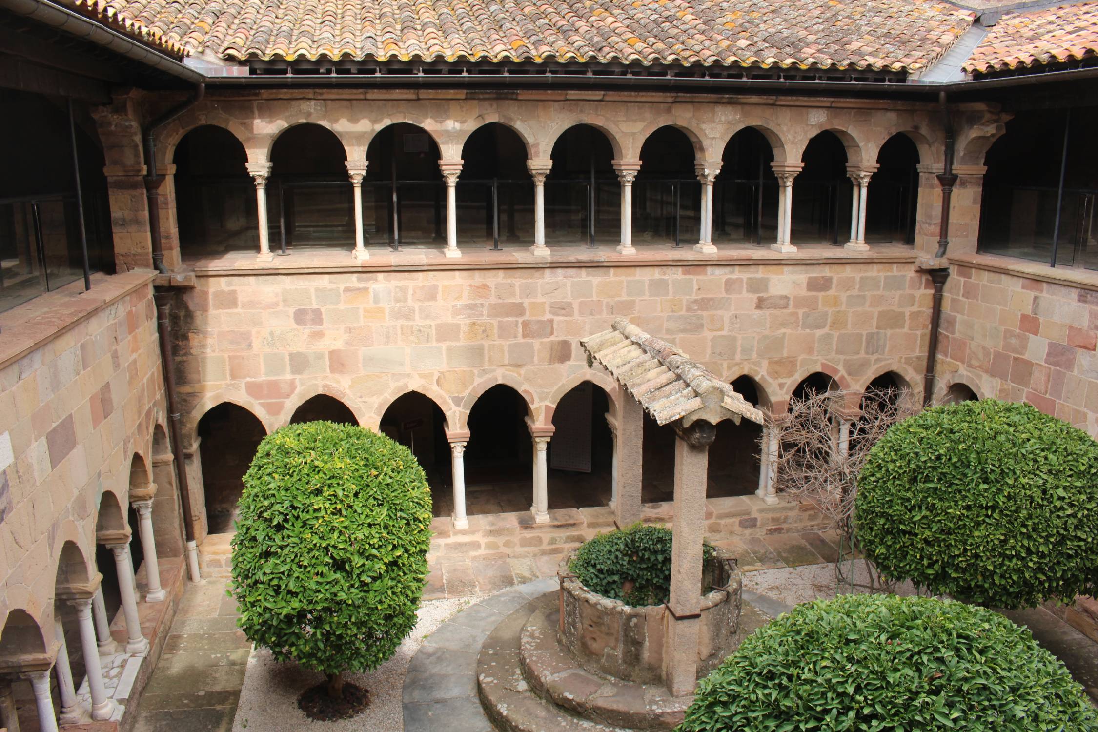Fr&eacute;jus, cath&eacute;drale Notre-Dame, clo&icirc;tre, cour