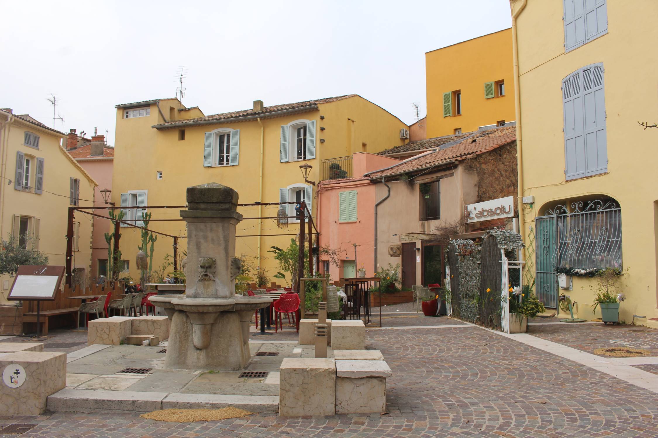 Fr&eacute;jus, place F&eacute;vrier, fontaine