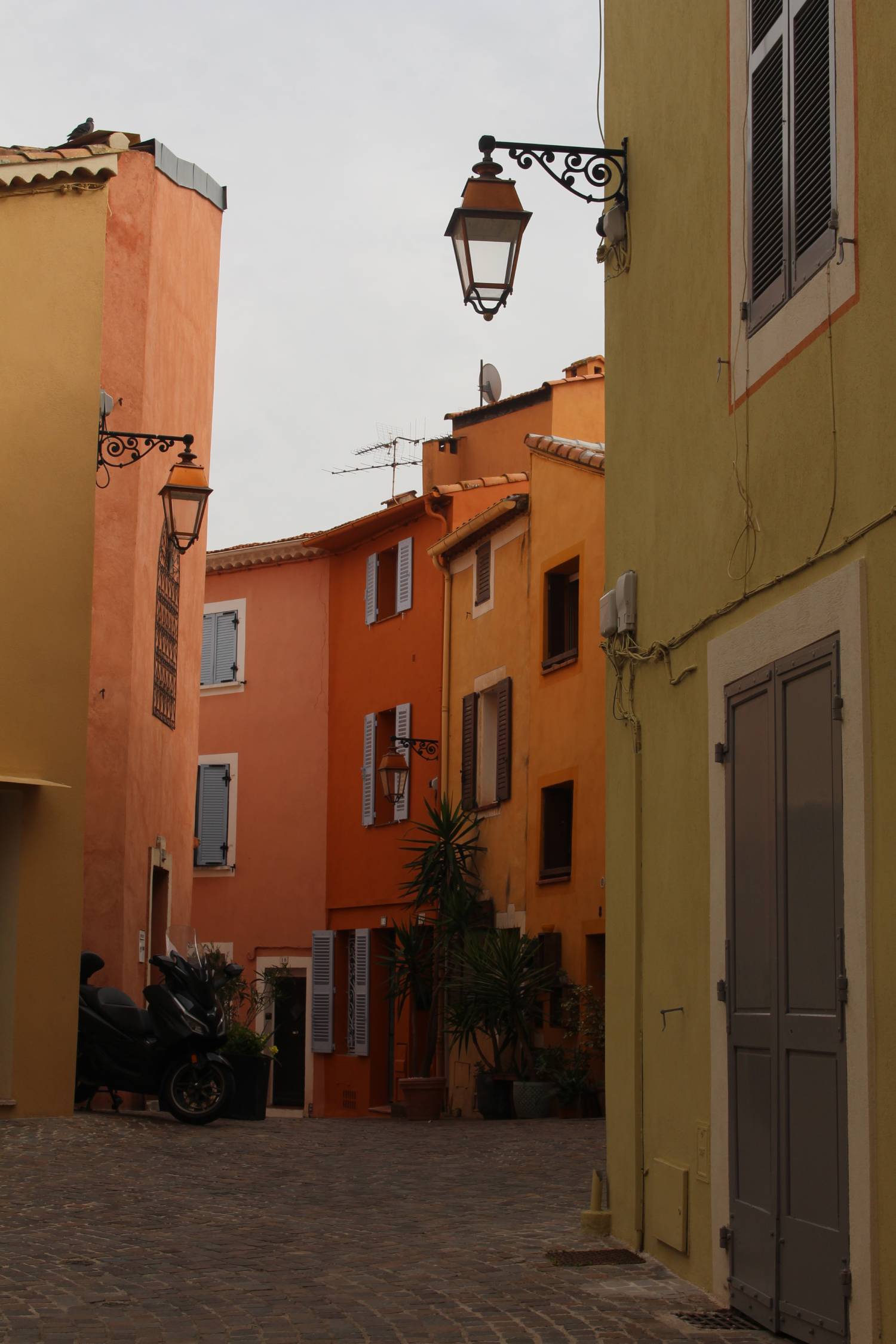 Fr&eacute;jus, maisons color&eacute;es