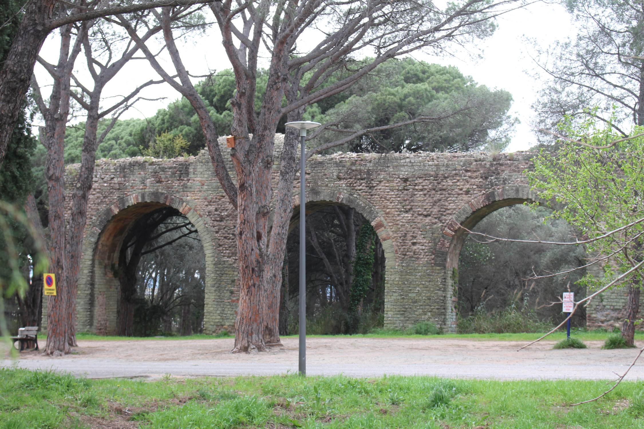 Fr&eacute;jus, arches Aur&eacute;lien