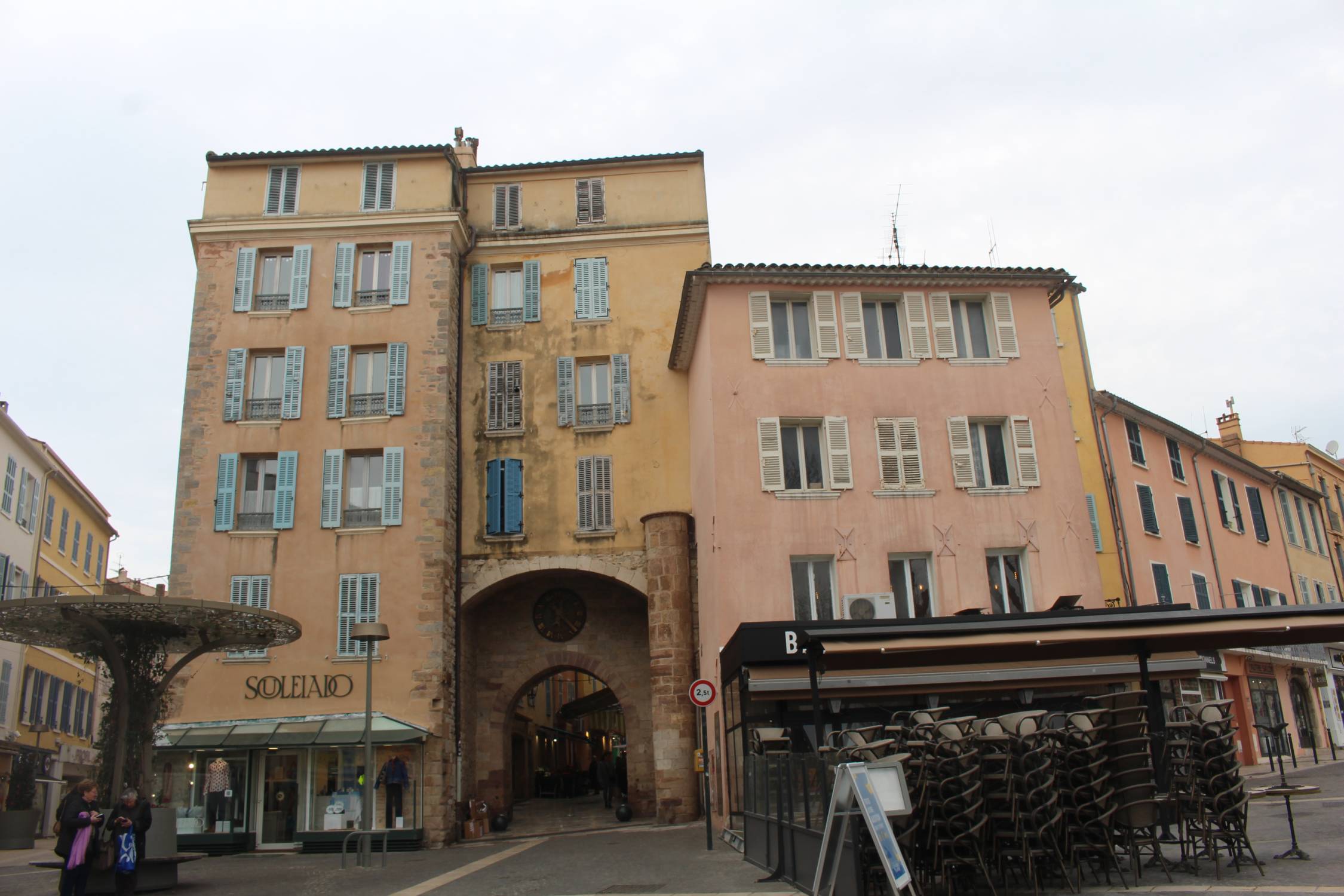 Hy&egrave;res, porte Massillon, centre historique