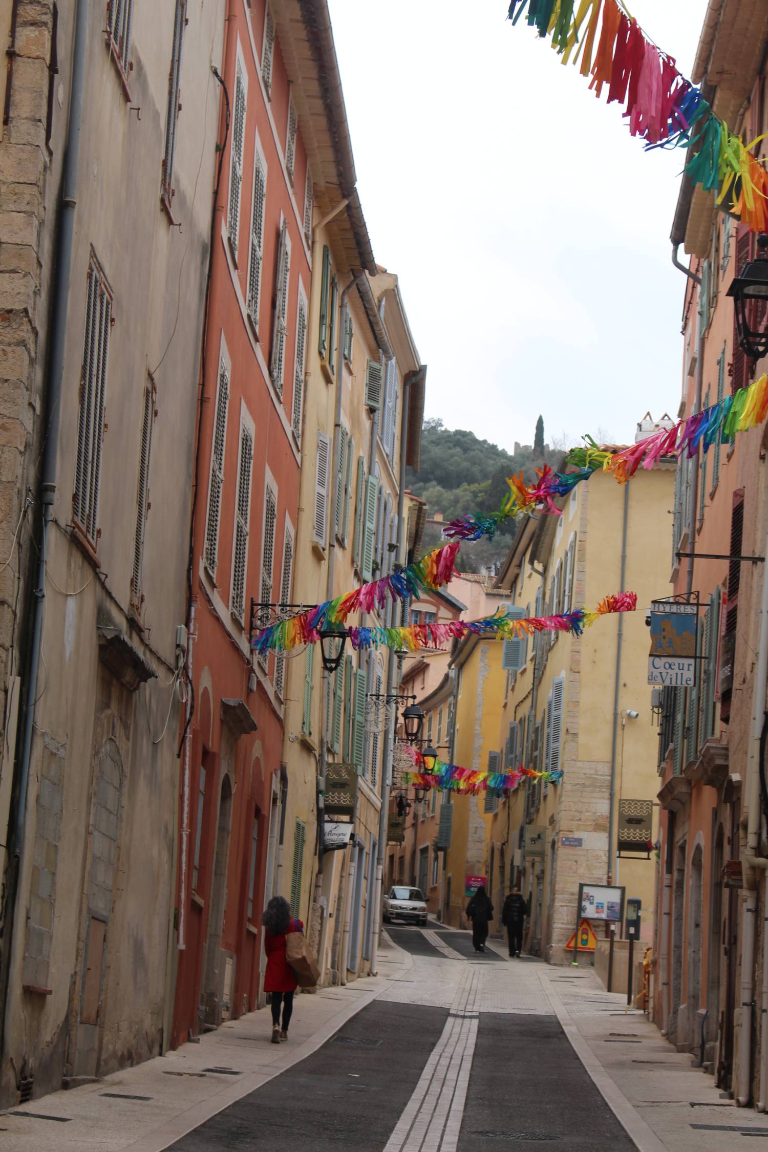 Hy&egrave;res, ruelle color&eacute;e