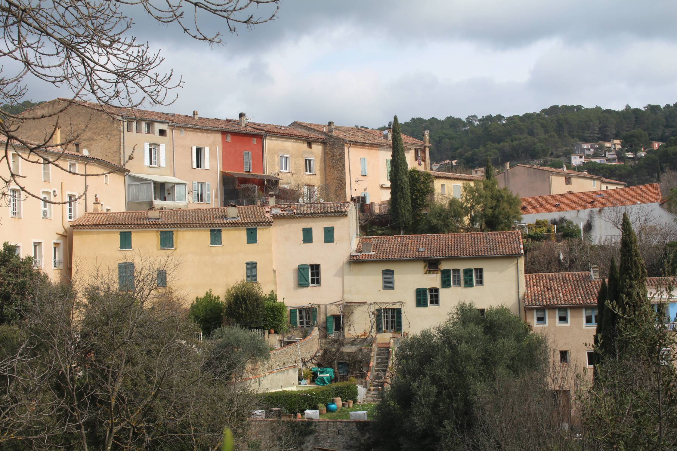Cotignac, maisons color&eacute;es