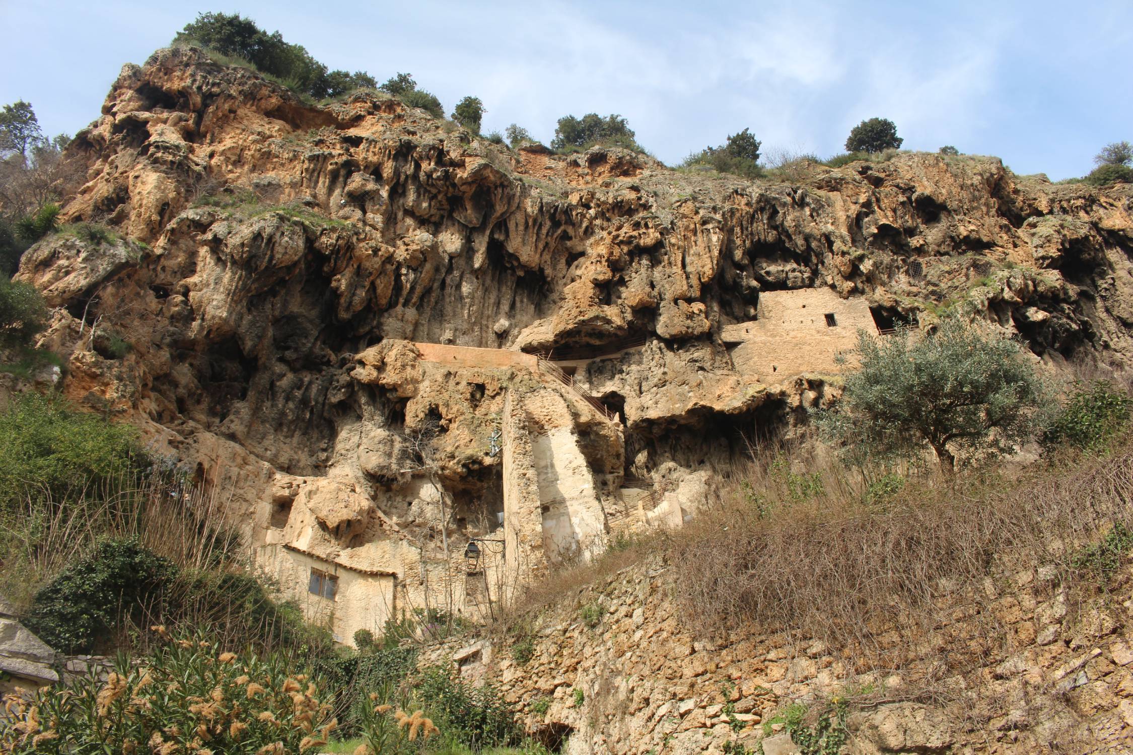 Cotignac, maisons troglodytiques, falaise