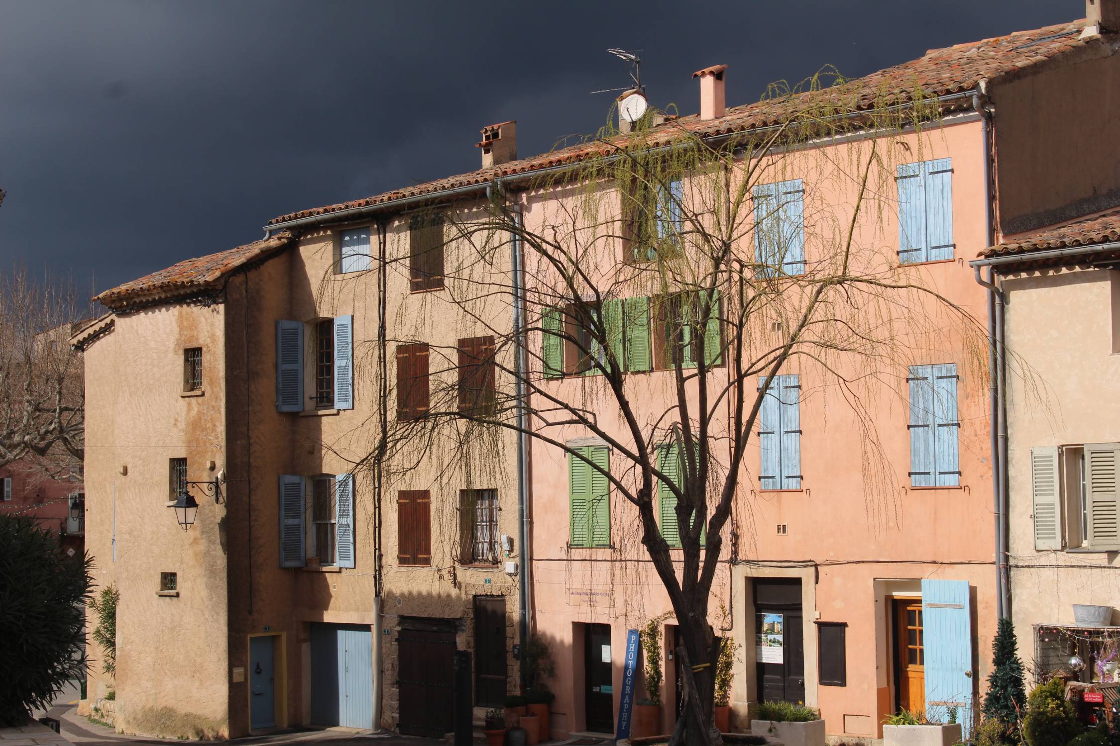 Tourtour, fa&ccedil;ades color&eacute;es