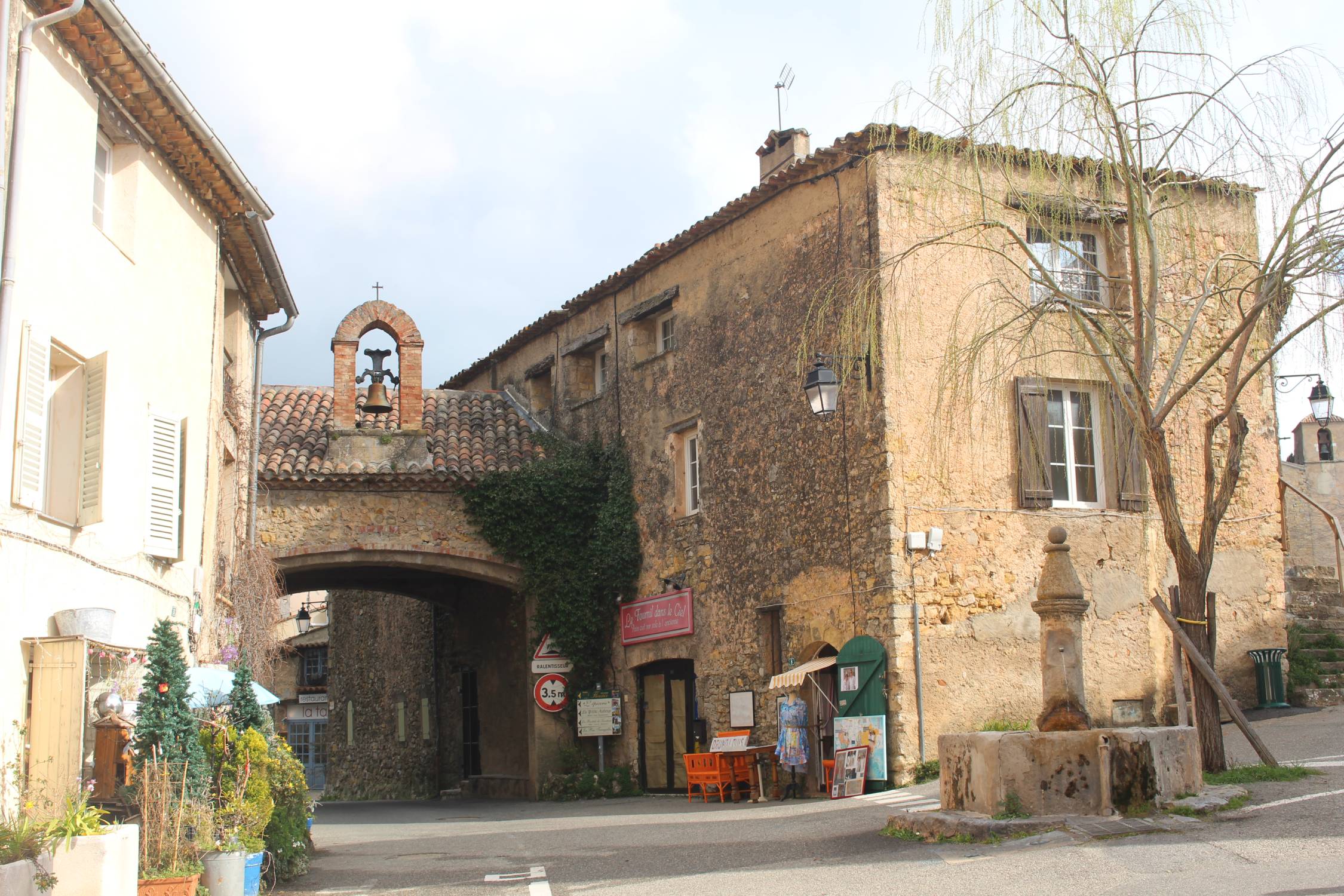 Tourtour, chapelle de la Sainte-Trinit&eacute;