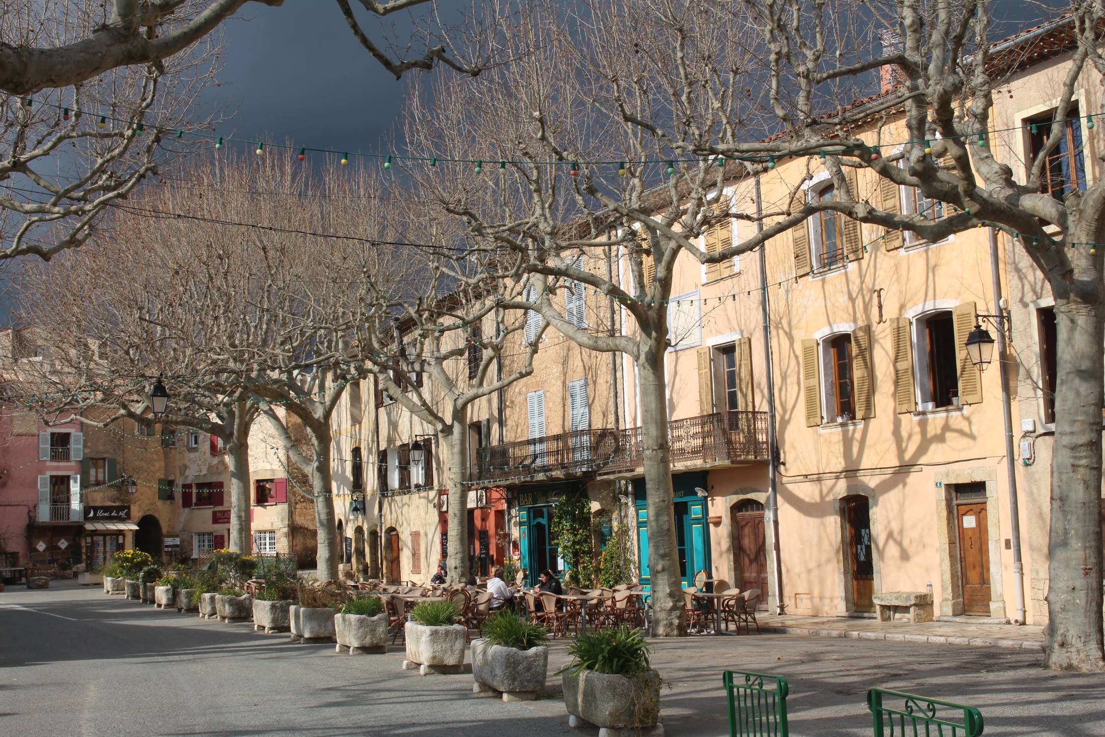 Tourtour, rue de l'&eacute;glise, fa&ccedil;ades