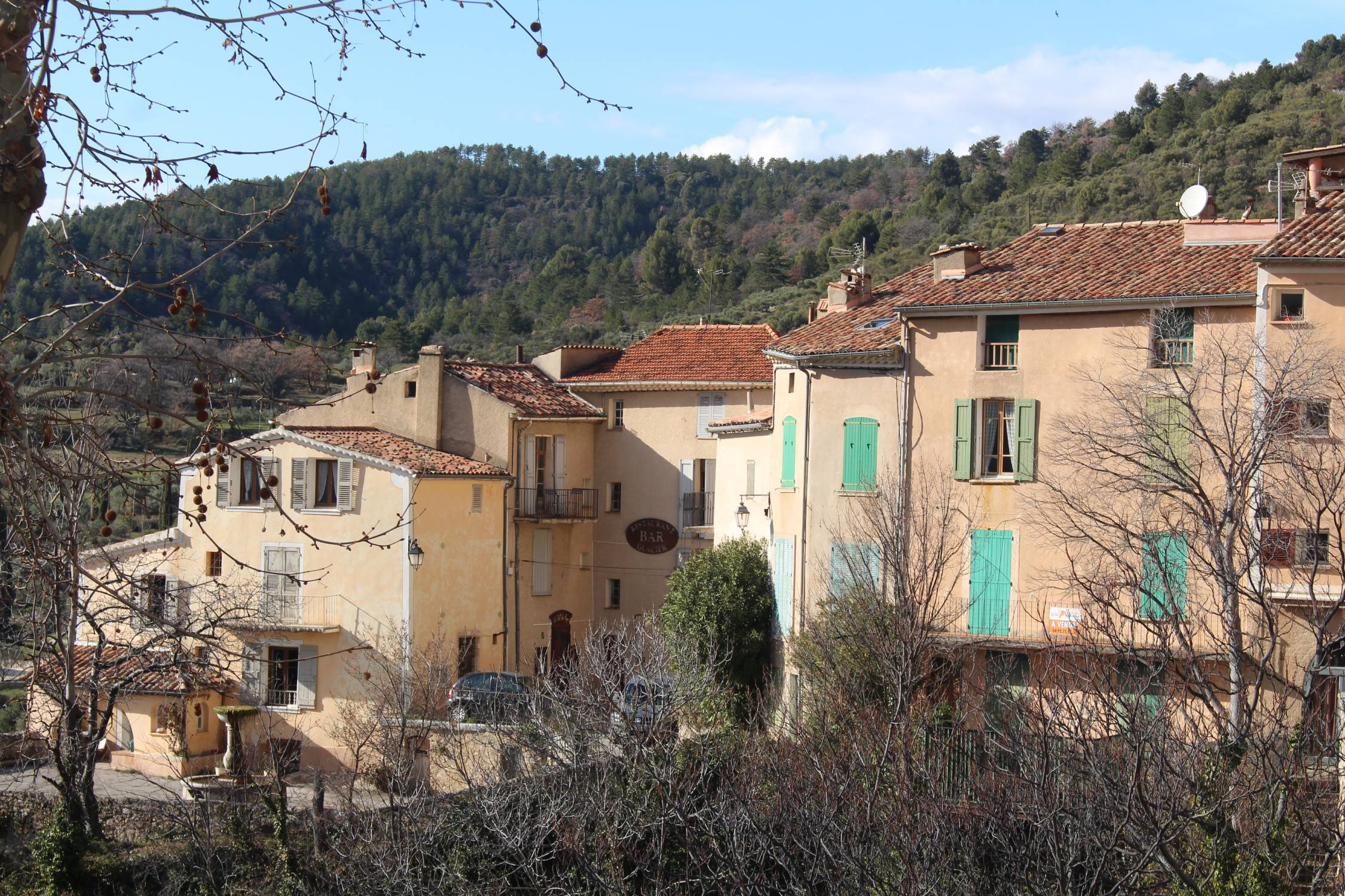 Moustiers-Sainte-Marie, maisons color&eacute;es