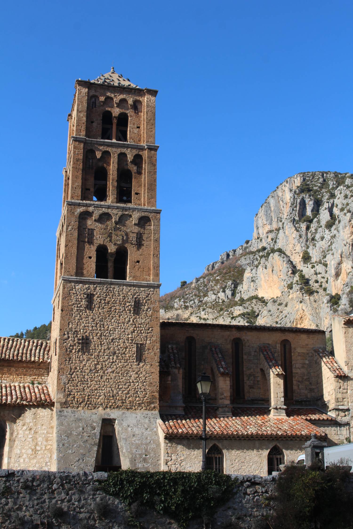 Moustiers-Sainte-Marie, &eacute;glise Notre-Dame de l'Assomption