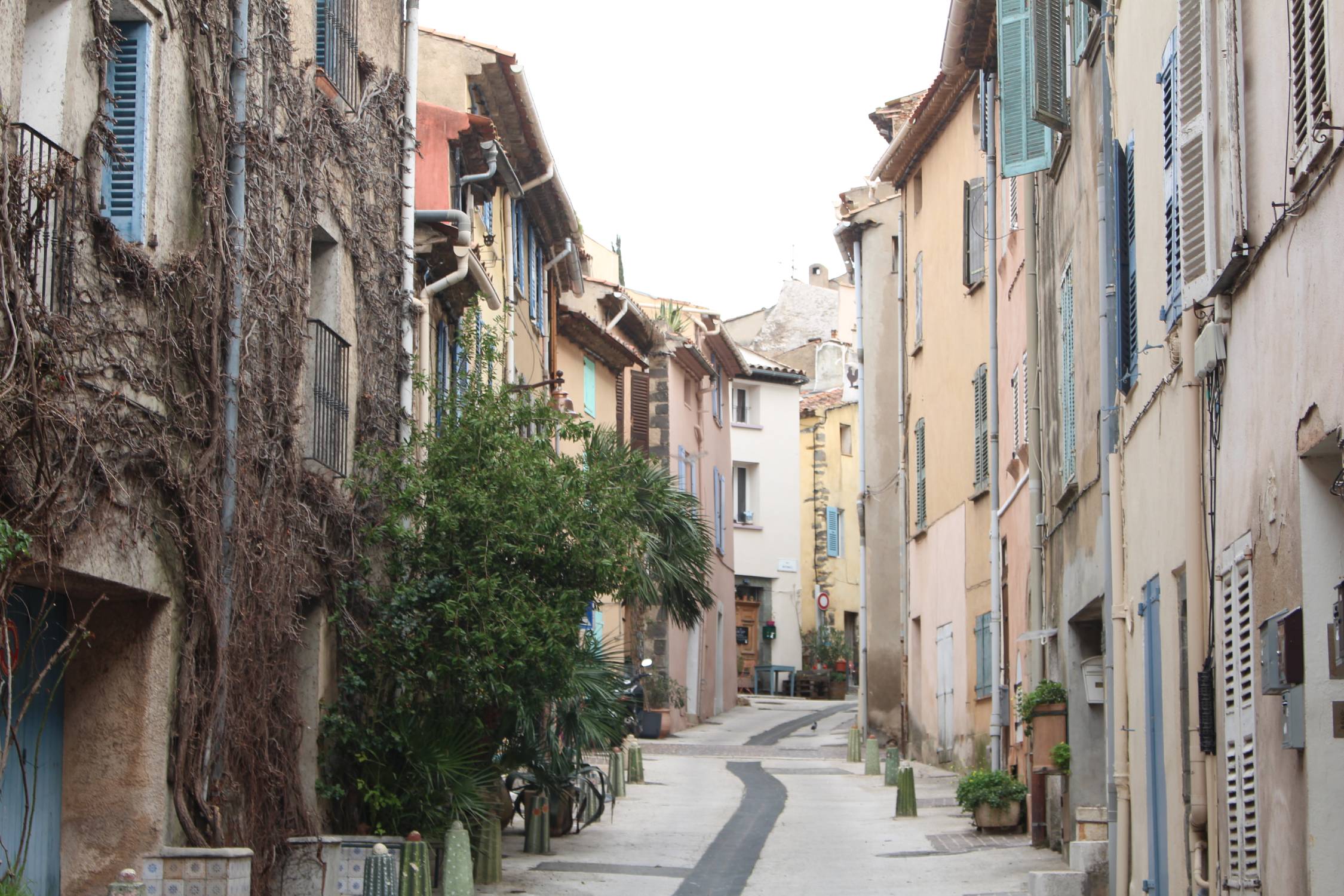 Cogolin, ruelle color&eacute;e