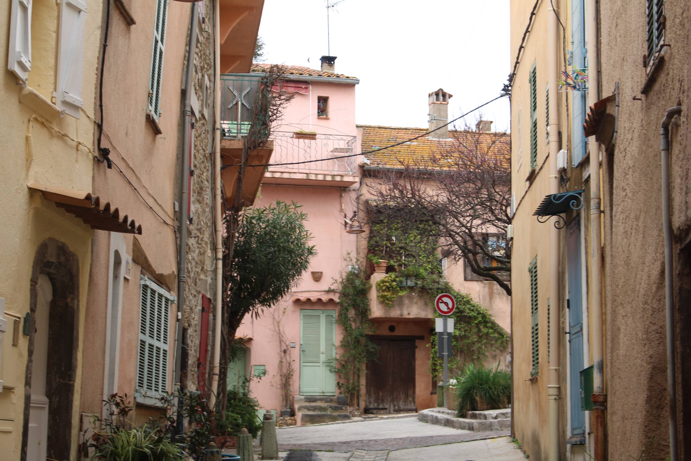 Cogolin, maisons color&eacute;es