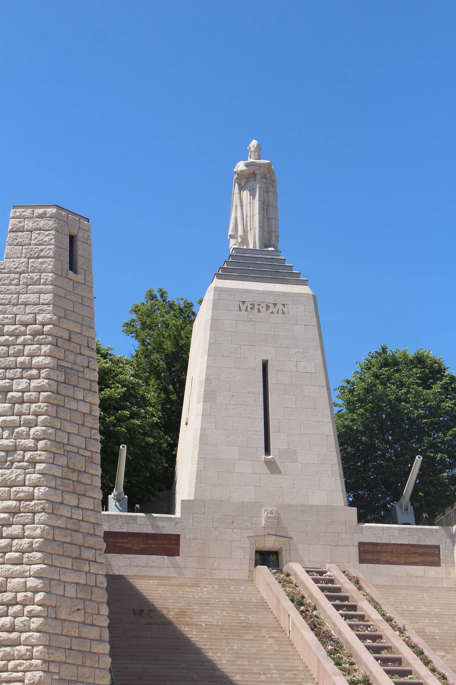 Verdun, monument &agrave; la Victoire et aux Soldats