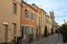 Aigues-Mortes, rue de la R&eacute;publique, chapelle des P&eacute;nitents Blancs