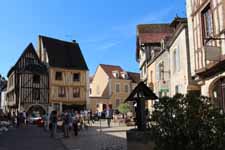 Noyers-sur-Serein, place de l'h&ocirc;tel de ville