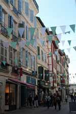 Bayonne, rue d'Espagne, fen&ecirc;tres color&eacute;es
