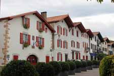 Ainhoa, maisons color&eacute;es
