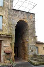 Belv&egrave;s, entr&eacute;e du castrum