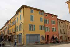 Saint-Maximin-la-Sainte-Baume, maisons color&eacute;es