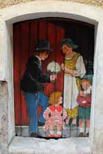 Roubion, porte d&eacute;cor&eacute;e