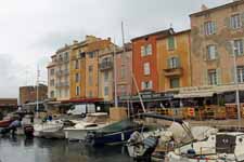 Saint-Tropez, port, maisons color&eacute;es