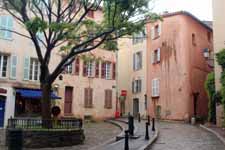 Saint-Tropez, place, maisons color&eacute;es