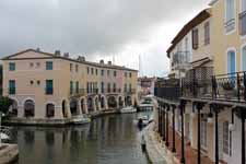 Port-Grimaud, maisons color&eacute;es, canal
