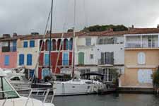 Port-Grimaud, maisons color&eacute;es, bateaux
