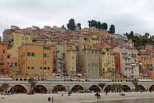 Menton, maisons color&eacute;es
