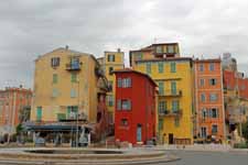 Menton, b&acirc;timents color&eacute;s