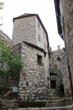 Village de Peillon, maisons en pierre, escaliers