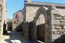 La Garde-Gu&eacute;rin, maisons en pierre
