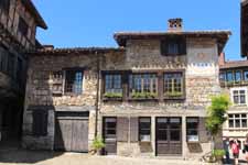 P&eacute;rouges, place du Tilleul