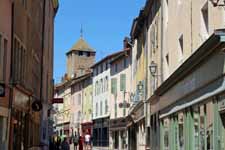 Cluny, rue commer&ccedil;ante