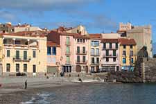 Collioure, plage, maisons color&eacute;es