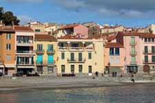 Collioure, village, maisons color&eacute;es