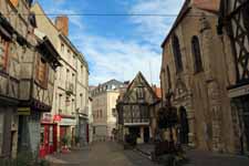 Montlu&ccedil;on, place Saint-Pierre