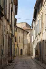 Tarascon, ruelle typique, fa&ccedil;ades