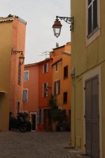 Fr&eacute;jus, maisons color&eacute;es