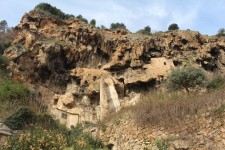 Cotignac, maisons troglodytiques, falaise